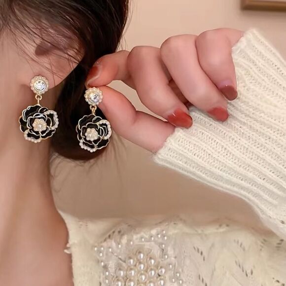 🔅🆕🔅Elegant Classy Camellia Flower Pearl Earrings✨available in Black & Cream✨ - Picture 5 of 13